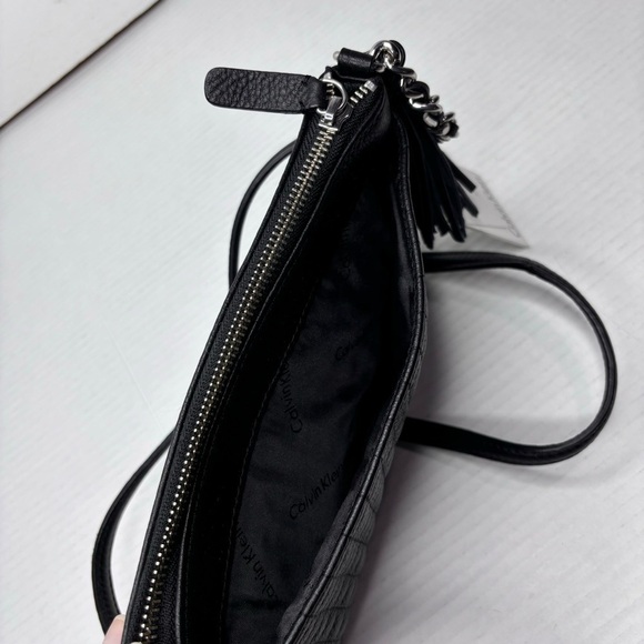 CALVIN KLEIN Black Quilted Hastings Pebble Crossbody - Picture 4 of 8